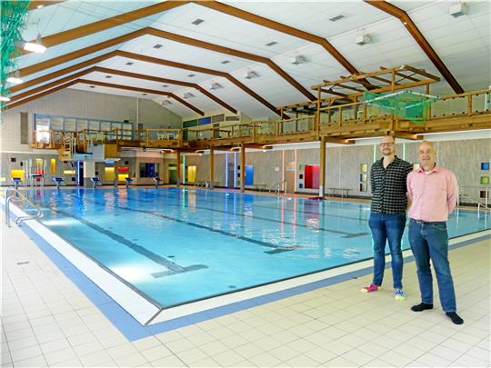 Im Freizeitbad wird die Wassertemperatur abgesenkt, erklären Benjamin Ebsen und Stefan Poehling (von links). Foto: Römhild