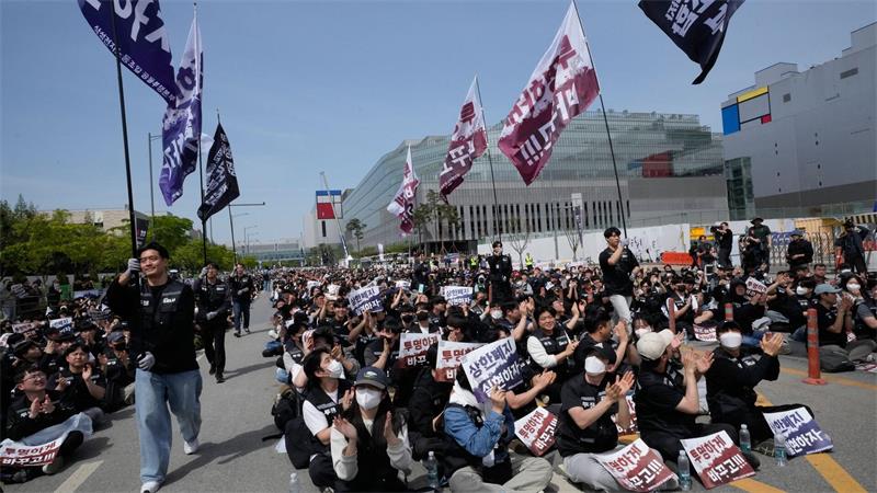 Samsung verbucht Rekordgewinne - und enttäuscht die Märkte Im Frühjahr drohten die Samsung-Mitarbeiter der Halbleitersparte mit einem Streik.