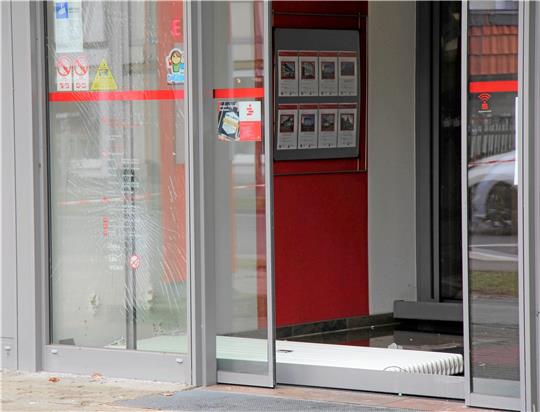 Im Frühjahr vergangenen Jahres werden zwei Geldautomaten der Schladener Sparkasse gesprengt. Die Filiale bleibt mehrere Monate geschlossen. Archivfoto: Hohaus