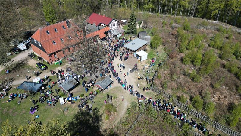 Im Frühtau zu Berge wir ziehn, fallera.