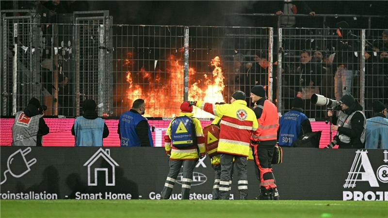Im Gäste-Block des Kölner Stadions brach am Samstagabend ein Feuer aus.