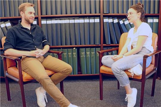 Im „Gäste-Zimmer“ spricht Max Fischer mit Caterina Klaeden über seine spektakulären Fotos im Harz.  Foto: Gereke