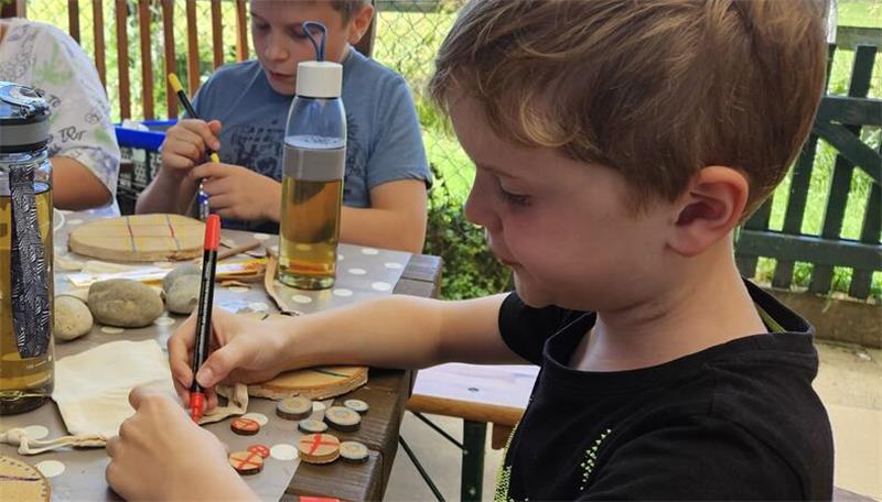Im Bad Harzburger Jugendtreff-Garten entsteht ein Strategiespiel Im Garten des Jugendtreffs basteln die Ferienpasskinder ein eigenes Tic-Tac-Toe.