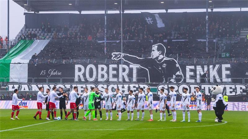 Im Gedenken an Robert Enke: Fans von Hannover 96 erinnern an seinem 15. Todestag an den früheren Nationaltorwart.