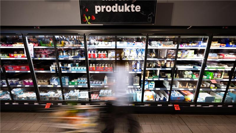 Im Geldbeutel bleibet mehr drin: Butter und Milch sind günstiger zu haben. (Archivbild)