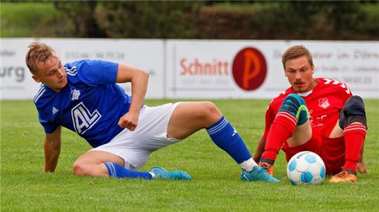 Im Gemeindederby werden Zweikämpfe notfalls auch im Sitzen geführt, wie es der Othfresener Luis Boemke (l.) und Damien Varnava vom FC Groß Döhren erst vor drei Wochen im Finale des Bärenkopfpokals vormachen.