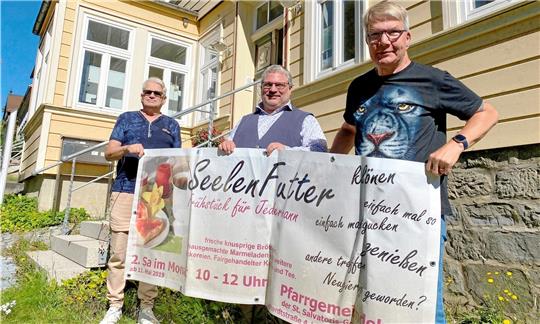 Im Gemeindehaus an der St.-Salvatoris-Kirche in Zellerfeld kümmern sich Günter Feddern (re.) und Hajo Schumann (li.) aus Hahnenklee zusammen mit Pastor André Dittmann ab 14. Oktober um den Frühstückstreff „Seelenfutter“. Foto: Nachtweyh