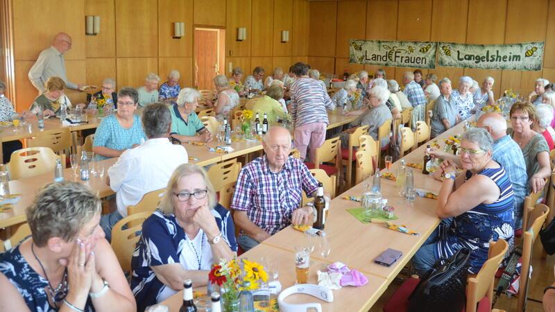 Sommerfest der Landfrauen: „Geschnatter und Suppenkoma“ Im Gemeindesaal der Kirchengemeinde ist es am Mittwoch eng, denn die Landfrauen Langelsheim haben zum Sommerfest eingeladen.