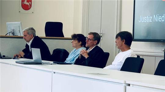 Im Gerichtssaal: Die Angeklagten und ihre Anwälte.
