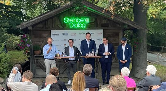 Im Gespräch beim Steinberg-Dialog: von links Ulrich Markurth (SPD), Präsident der Stiftung Braunschweigischer Kulturbesitz, Martin Albinus (SPD), neuer Landrat in Wolfenbüttel, Braunschweigs Oberbürgermeister Thorsten Kornblum (SPD), der Gifhorner Landrat Philipp Raulfs (SPD) und der neue Helmstedter Landrat Malte Schneider (SPD).
