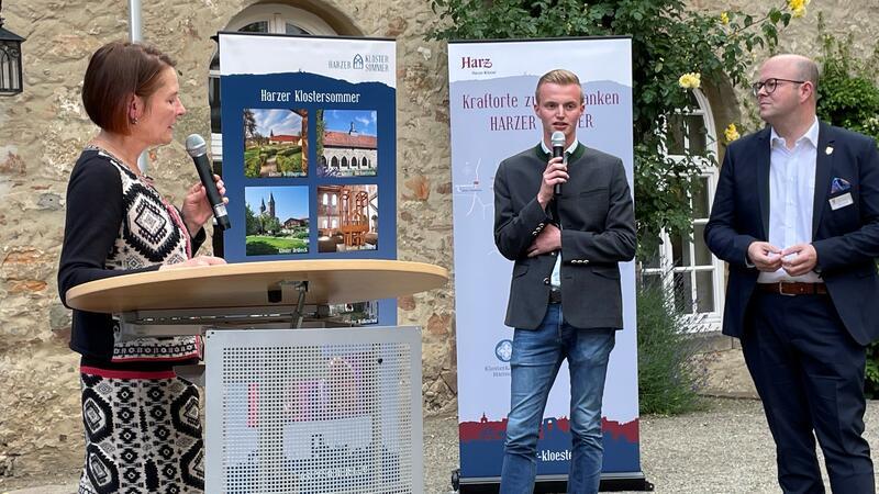 Im Gespräch mit Melanie Krilleke berichten Gutshofpächter Julius von Gadenstedt und Hotelchef Robert Reznizak (r.) über Arbeit und Organisation im Kloster Wöltingerode.