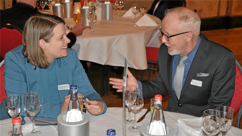 Niedersachsens Kultusministerin Julia Hamburg spricht im November 2022 im Hotel „Der Achtermann“ mit  Dr. Christoph Rabbow, dem Vorsitzenden des Niedersächsischen Philologenverbandes.