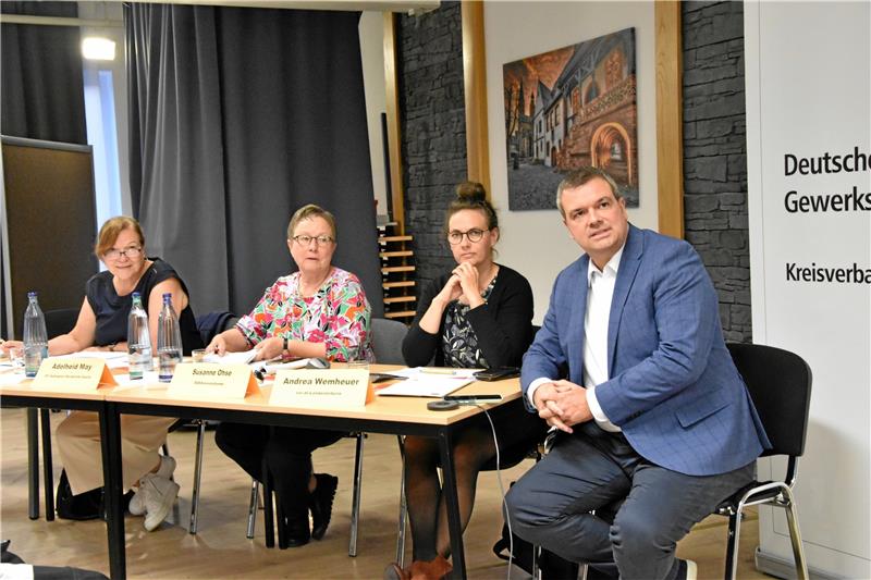 Wie sieht die Zukunft der Kliniken im Landkreis Goslar aus? Im Gespräch über die Gesundheitsversorgung im Landkreis: Adelheid May (von links), die DGB-Kreisvorsitzende und Moderatorin Susanne Ohse, Andrea Wemheuer und Alexander Saipa. Foto: Hartmann