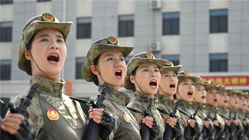 Im Gleichschritt: Soldatinnen der chinesischen Volksbefreiungsarmee üben in Peking Marschieren. Am 3. September hält China eine große Militärparade anlässlich des 80. Jahrestages des Sieges über Japan im Zweiten Weltkrieg ab.