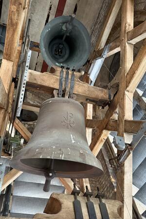 Im Glockenturm der Lutherkirche: Oben die historische Glocke von 1674, unten die mittlere, die 2011 noch einmal gegossen wurde.
