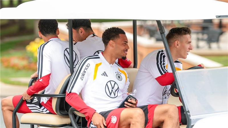 Superminister Völler ist heiß auf WM-Start: „Alle brennen“ Im Golf-Cart ging es für einige Nationalspieler zum Training.