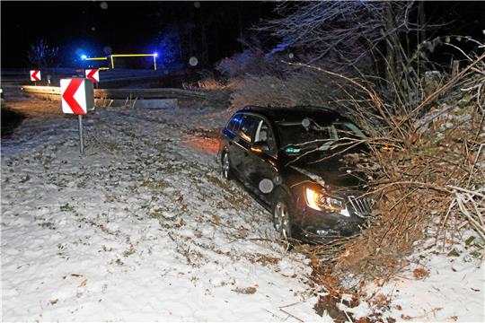 Im Graben gelandet: Bei dem Unfall bleiben eine Frau und ein Kleinkind zum Glück ohne Verletzungen. Foto: Epping
