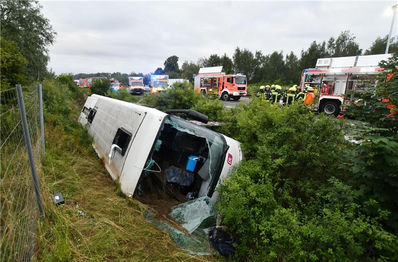 Reisebus-Unfall auf A2 bei Peine: Fahrer (55) war nüchtern Im Graben kam der Bus zum Stehen. Foto: Ralf Büchler
