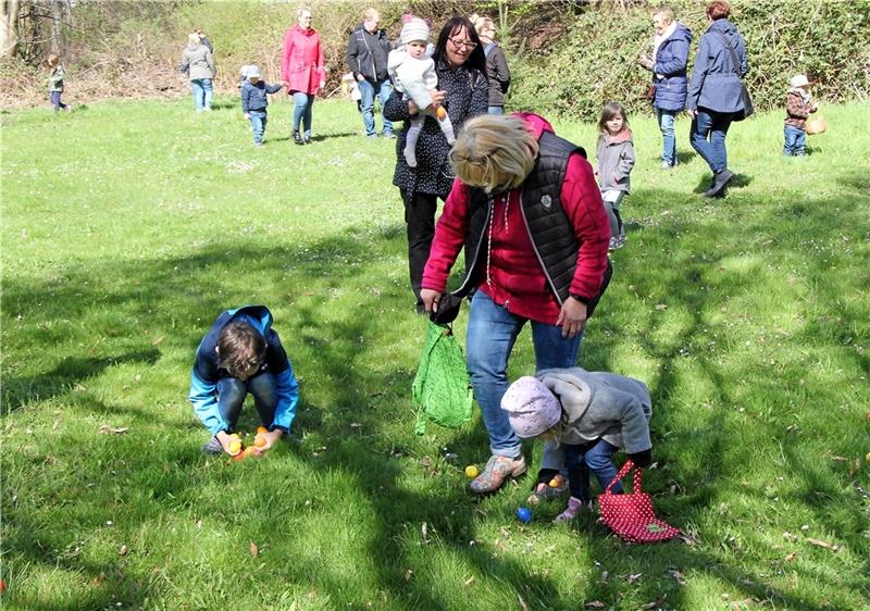 140 Kinder gehen auf traditionelle Eiersuche Im Gras sind die Ostereier versteckt, nach denen am Samstag die Kinder suchen. Fotos: Hohaus