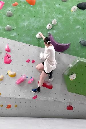 Ein Mädchen bouldert im Greifhaus Braunschweig