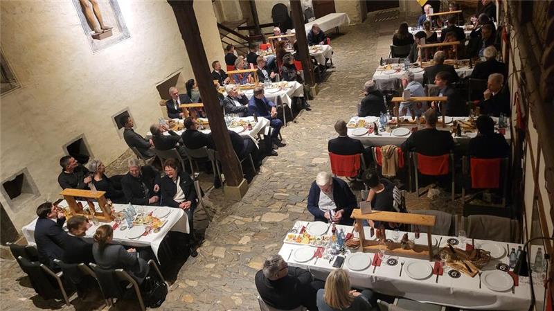 Kein großes Frösteln beim Galgenessen Im Großen Heiligen Kreuz herrschen beim Galgenessen angenehme Temperaturen.