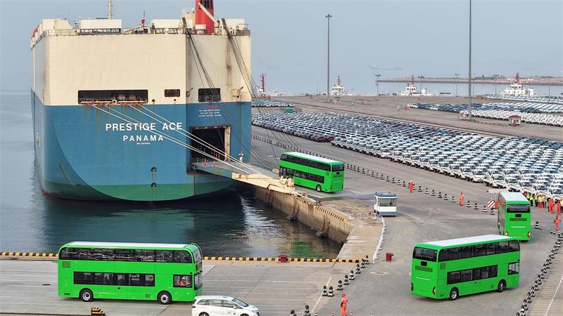 Im Hafen der chinesischen Stadt Yantai werden elektrische Doppeldeckerbusse für den Export verschifft. (Archivbild)