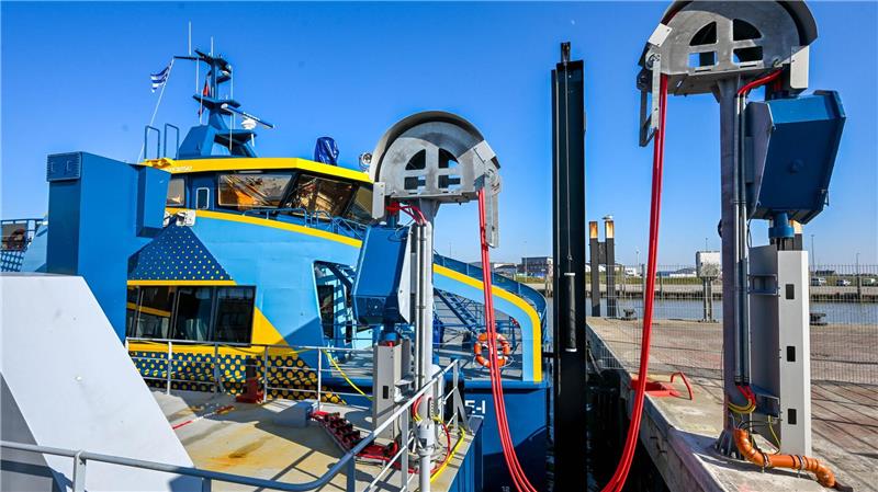 Im Hafen von Norddeich hat der E-Katamaran eine eigene Ladestation. (Archivbild)