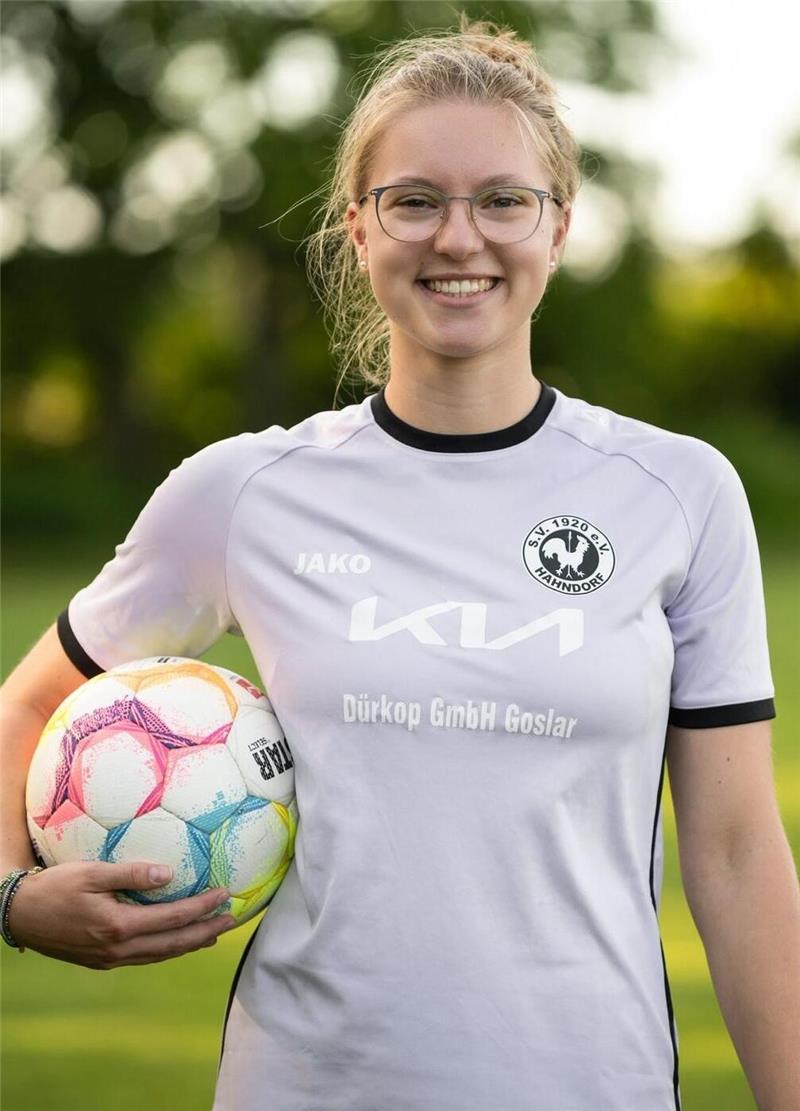 Die Hahndorferin Amalia Saupe trainiert ein Mädchenteam in Afrika Im Hahndorfer Trikot: Ihre Bezirksliga-Damen müssen in dieser Saison nach nur zwei Spielen leider auf Amalia Saupe verzichten.