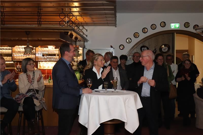 Thema Kurort sorgt für Diskussion bei Neujahrsempfang in Hahnenklee Im Hahnenkleer Hof verrät Goslars Oberbürgermeisterin Urte Schwerdtner (Mitte) den Namen des Paul-LIncke-Ring-Trägers. Foto: Kammer