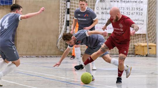 Im Halbfinale bringt der SC 18 Harlingerode, hier Gerrit Rindermann am Ball, den späteren Turniersieger FC Ilsetal nicht zu Fall. Der Titelverteidiger setzt sich mit 3:0 durch. Foto: Drechsler