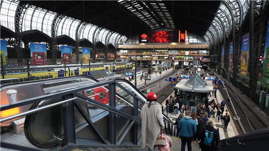 Im Hamburg werden laut Statistik mehr Züge und Bahnhofwände beschmiert. (Archivbild) 