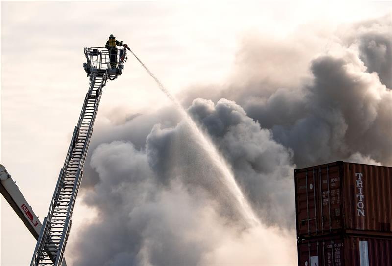 Riesige Rauchwolken über Hamburg - Schrott im Hafen brennt Im Hamburger Stadtteil Harbug hat ein Schrotthaufen gebrannt.