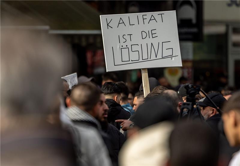 Im Hamburger Stadtteil St. Georg protestierten am Samstag mehr als 1000 Menschen gegen eine angeblich islamfeindliche Politik und Medienkampagne in Deutschland.