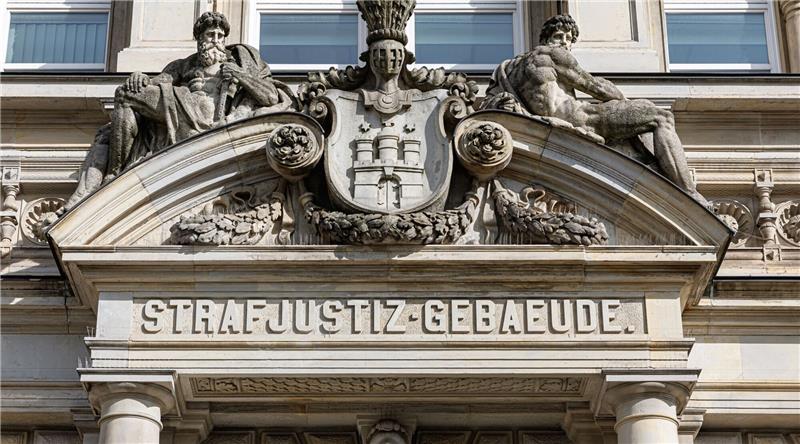 Im Hamburger Strafjustizgebäude beginnt ein Prozess.