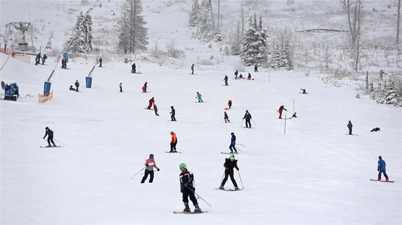 Zahlreiche Wintersportler am Wochenende im Harz unterwegs Im Harz soll sich der Schnee noch etwa bis zum nächsten Wochenende halten.