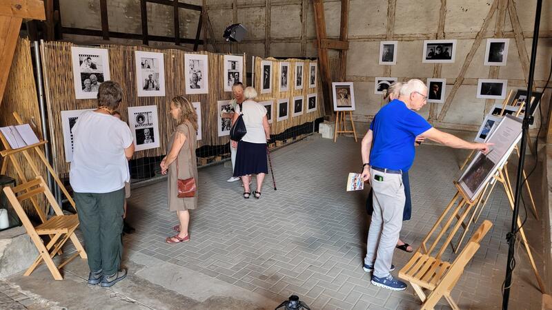 Im Harzburger Gestüt gibt es gleich mehrere Ausstellungen zu sehen, darunter auch die von Kirsten Scheer und den Schülerinnen und Schülern des NIG.