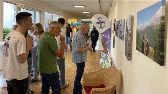 Im Haus der Kirche ist bis August eine Ausstellung zum Konfirmanden-Ferien -Seminar zu sehen.