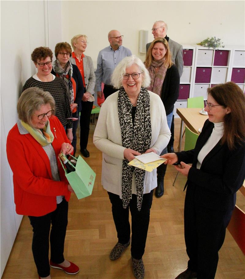Im Haus der Kirche verabschieden sich Haupt- und Ehrenamtliche der Luthergemeinde gestern von Beate Theermann (Mitte vorne). Die Beauftragte der Diakonie wird Ende des Monats in den Ruhestand wechseln. Ihre Nachfolgerin wird Stefanie Sandau (dahinter).  Foto: Potthast