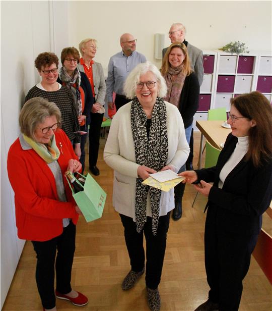 Im Haus der Kirche verabschieden sich Haupt- und Ehrenamtliche der Luthergemeinde gestern von Beate Theermann (Mitte vorne). Die Beauftragte der Diakonie wird Ende des Monats in den Ruhestand wechseln. Ihre Nachfolgerin wird Stefanie Sandau (dahinter).  Foto: Potthast