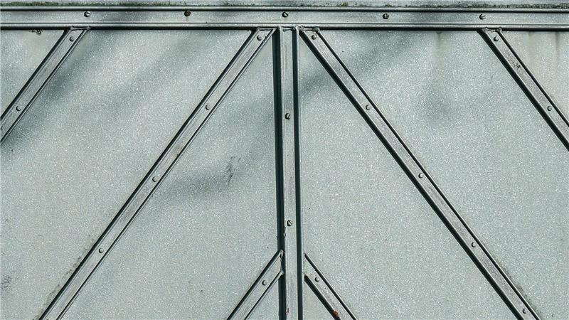 Waffe, Motiv, Ablauf? Ermittlungen nach Gewalttat laufen Im Haus hinter diesem Tor fanden Spezialkräfte der Polizei die Leichen des mutmaßlichen Täters und seiner Ehefrau.