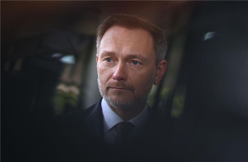 Bericht: Deutsche Staatsfinanzen nicht zukunftsfest Im Haus von Bundesfinanzminister Lindner (FDP) versteht man den Tragfähigkeitsbericht als Appell für tiefgreifende strukturelle Reformen.
