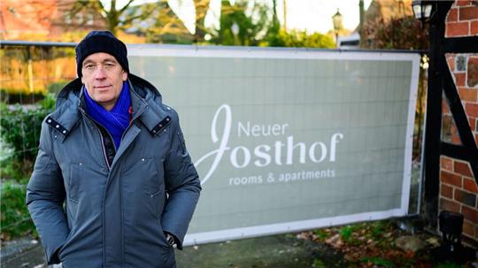 Im Heideort Salzhausen brannte vor sieben Jahren ein großer Teil eines Reetdach-Ensembles ab. Als Hotel soll das gediegene Landgasthaus mit tausendjähriger Geschichte 2027 wieder eröffnet werden.