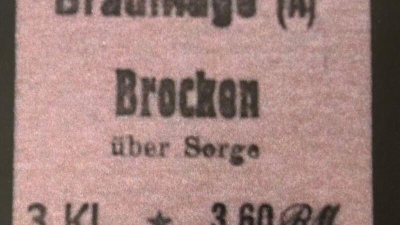 Bahnanschluss Braunlages: Machbarkeitsstudie noch nicht finanziert Im Heimat- und Skimuseum in Braunlage ist eine historische Fahrkarte aus der Zeit zu sehen, in der die Bahn noch von Braunlage auf den Brocken gefahren ist. Noch ist fraglich, ob das bald wieder möglich ist.