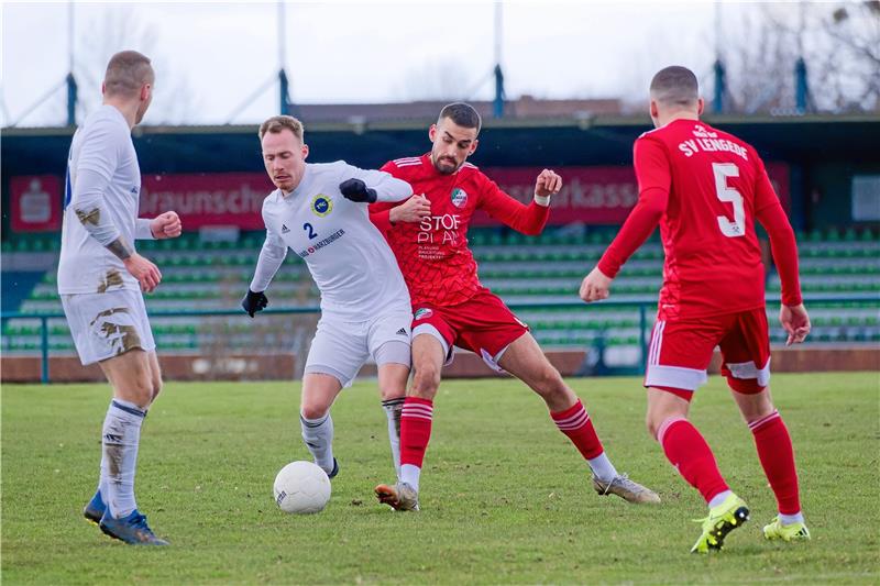 Im Heimspiel gegen Lengede Anfang März, hier der für die heutige Partie gesperrte Michel Bönig (Nummer 2), hat die TSG mit viel Einsatz einen 0:3-Rückstand noch in ein 3:3 gedreht. Foto: Drechsler