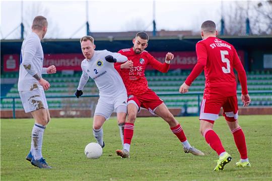 Im Heimspiel gegen Lengede Anfang März, hier der für die heutige Partie gesperrte Michel Bönig (Nummer 2), hat die TSG mit viel Einsatz einen 0:3-Rückstand noch in ein 3:3 gedreht. Foto: Drechsler