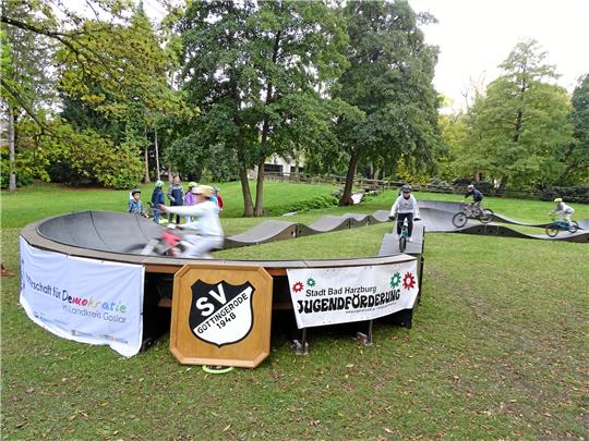 Im Herbst 2020 ist ein mobiler Pumtrack im Schlosspark aufgebaut. Soll soetwas künftig ständig in Bad Harzburg stehen?