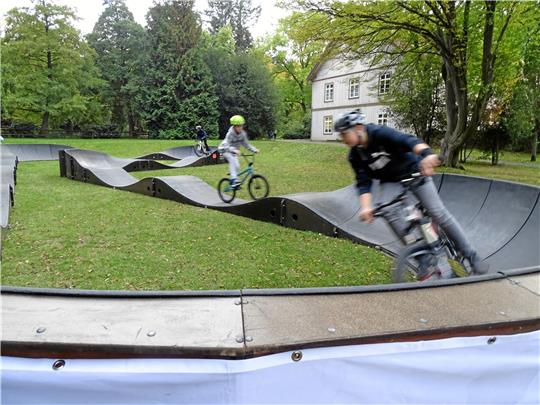Im Herbst 2020 ist vor dem Jugendtreff ein mobiler Pumptrack aufgebaut. Jugendliche sammeln im Anschluss Unterschriften zum Bau einer dauerhaften Anlage. Die Politik springt im Anschluss auf diesen Zug auf. Archivfoto: Exner