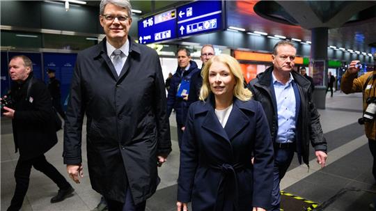 Im Herbst forderte Minister Schnieder drei Sofortprogramme bei der Bahn für mehr Kundenzufriedenheit. Das erste wurde nun gestartet - an der Pünktlichkeit wird sich dabei aber nichts verbessern. 