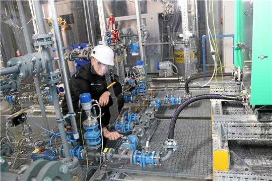 Im Herzen des neuen Analysefelds: Doktorand Simon Appelhaus forscht über das Thema alkalische Wasserelektrolyse und findet in Goslar perfekte Bedingungen für seine Arbeit.