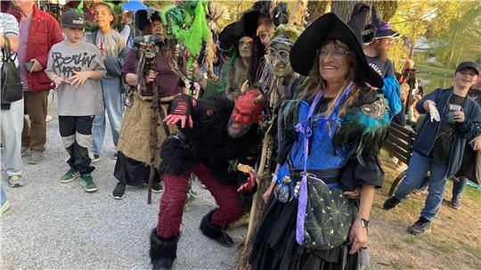 Das Foto zeigt Frauen, die sich als Hexe verkleidet haben.